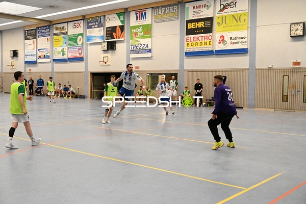 Wurf des Spielers von TV Edingen gegen TV Friedrichsfeld