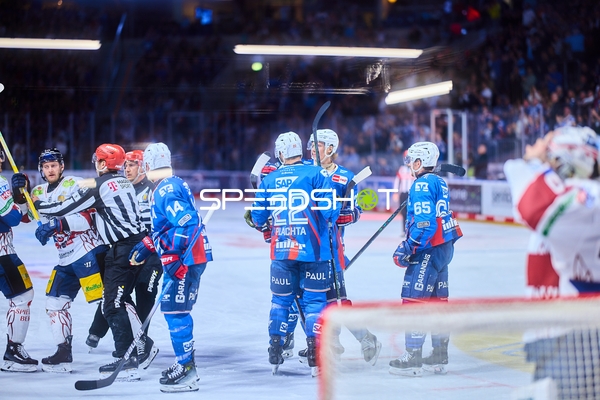 Diskussion zwischen Spielern und Schiedsrichter bei Adler Mannheim gegen Eisbären Berlin