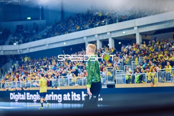 Ein Torwart beobachtet das Spielgeschehen.