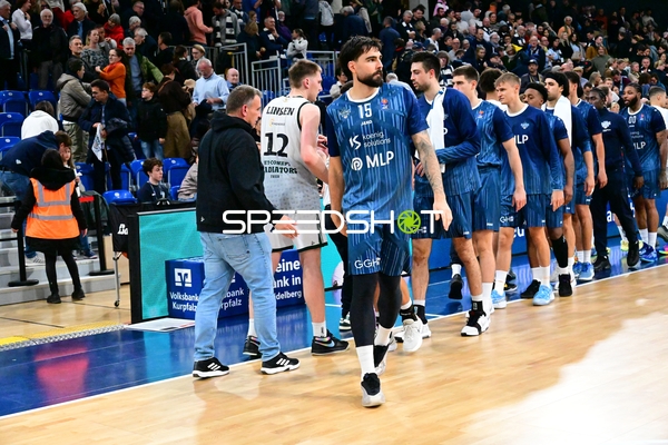 Nach Spielende: Handshake zwischen Spielern