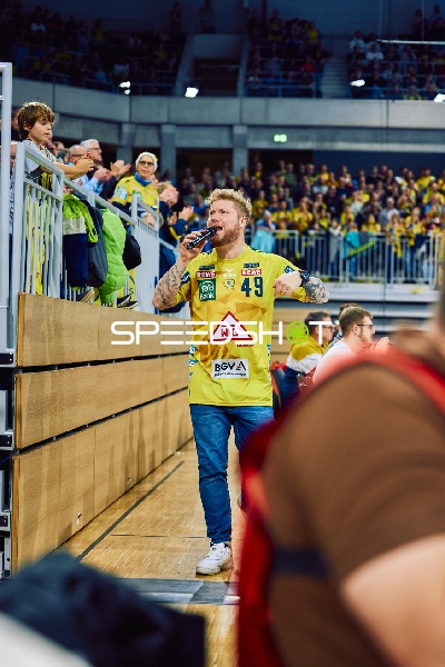 Kevin Gerwin von den Rhein Neckar Löwen interagiert mit den Fans in der Halle.