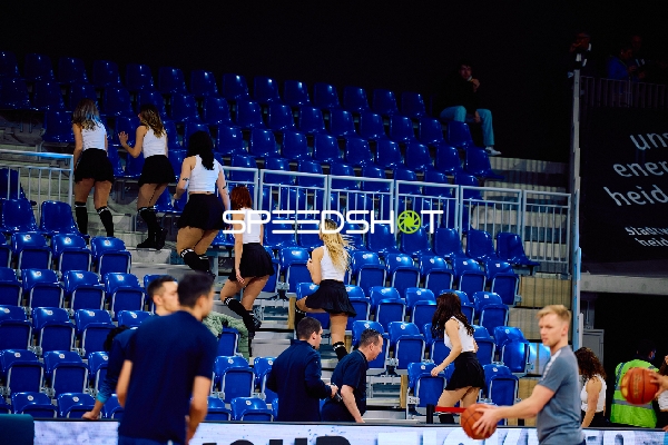 Zuschauer laufen die Tribünen hinauf.