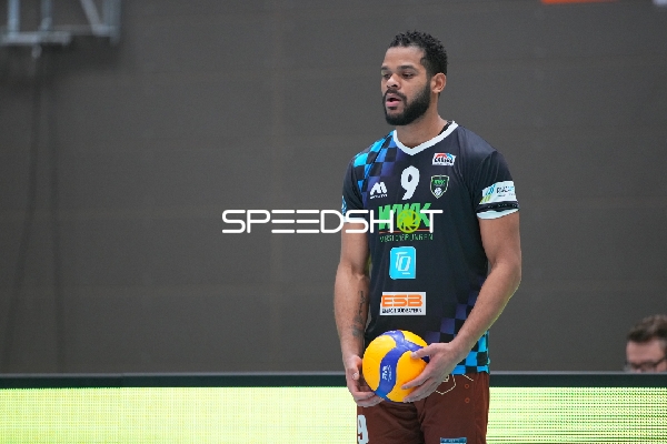 Gustavo Oscar Bryan Avila (9; WWK Volleys Herrsching) mit Ball