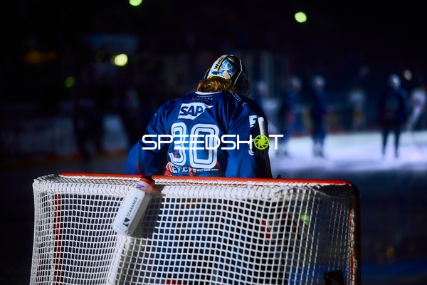 Torwart wartet auf Spielbeginn