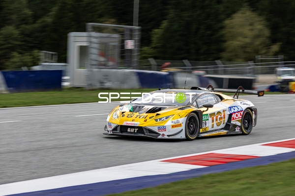 Rennfahrzeug auf der Rennstrecke