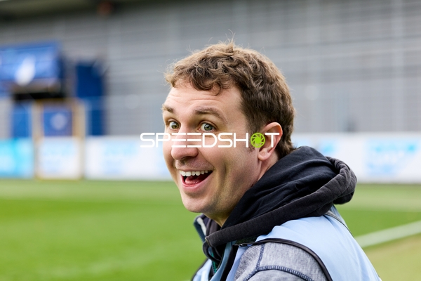 Person am Spielfeldrand