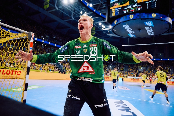 Torwart jubelt nach erfolgreicher Abwehr.