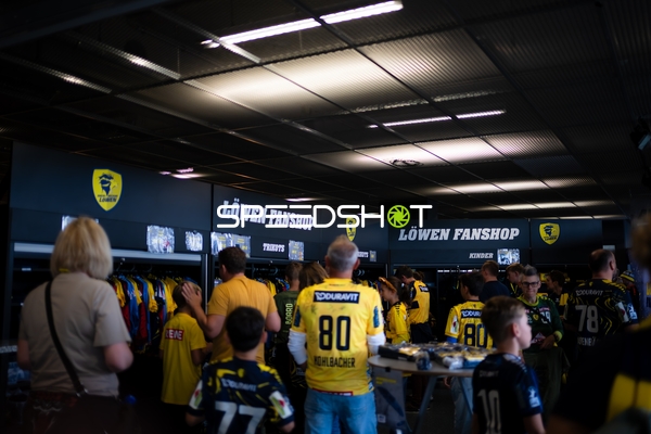 Fans im Löwen Fanshop