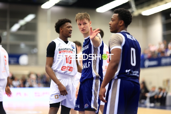 Szene mit DJ Horne (0; MLP Academics Heidelberg), Niklas Würzner (2; MLP Academics Heidelberg) und Sir Jabari Rice (10; Basketball Nymburg)