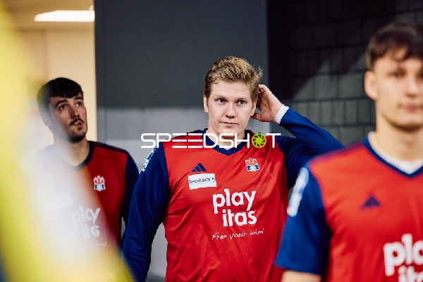 Spieler betreten das Spielfeld oder bereiten sich auf das Spiel vor.