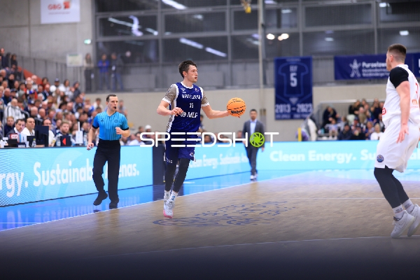 Ryan Mikesell (33; MLP Academics Heidelberg) mit Ball in Aktion