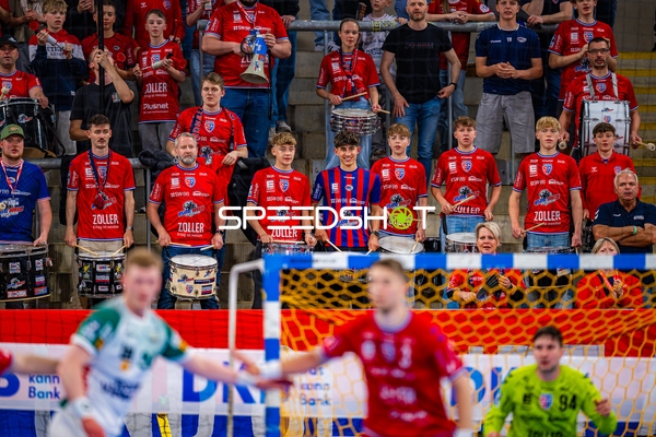 Fans und Trommler im Hintergrund