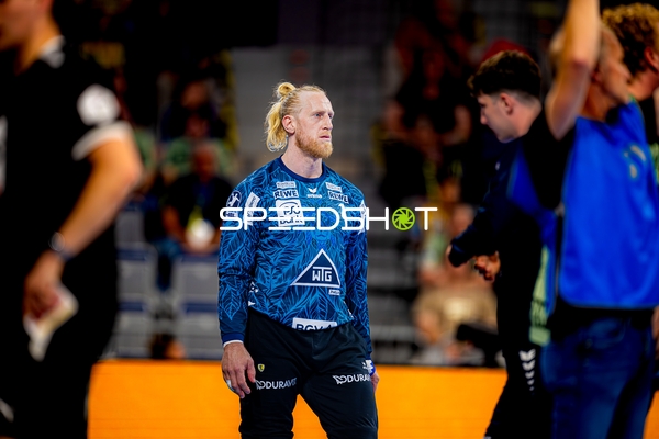 Torwart fokussiert im Einsatz