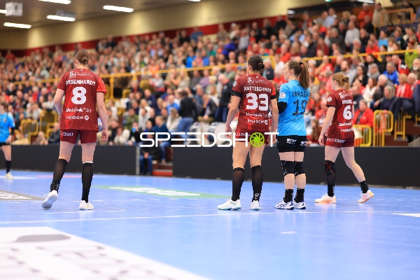 Szene mit Lena Sophia Degenhardt (8; HSG Bensheim/Auerbach) und Luca Farago (19; Thüringer HC)