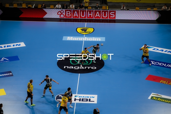 Mathias Larson (4; Rhein Neckar Löwen) und Timothy Reichmuth (5; ThSV Eisenach) kämpfen um den Ball