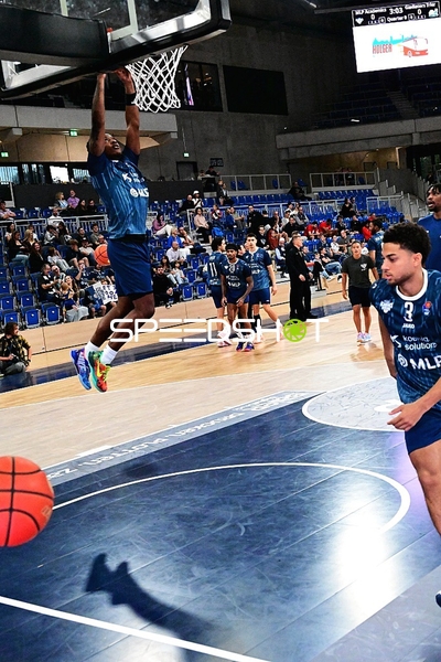 Paul Zipser (9; MLP) holt Rebound