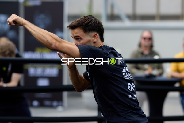 Ringside-Zone Face-Off