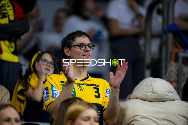 Fan-Szene in gelben Trikots