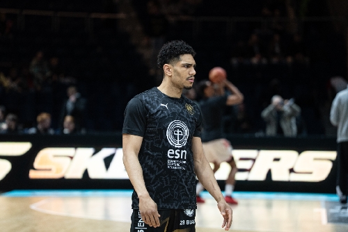 Adrian Worthy (0; Basketball Löwen Braunschweig) auf dem Spielfeld