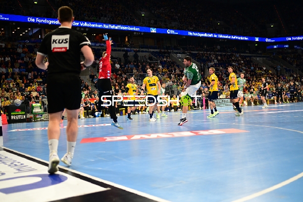 Mijajlo Marsenić (93; Füchse Berlin) wirft aufs Tor