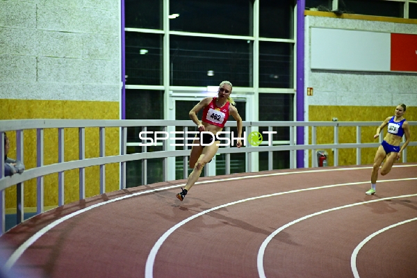 Leichtathletik Indoor-Lauf mit Kupser Leonie (462; LG Rhein-Wied) und 373; LG Rhein-Wied