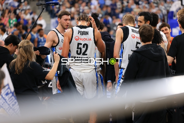 Veolia Towers Hamburg Spieler am Spielfeldrand