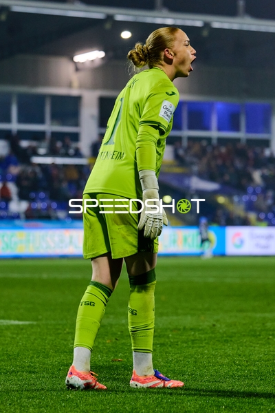 Torwart Laura Dick (1; TSG Hoffenheim Frauen) in Aktion