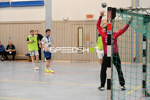 Dynamischer Wurf auf das Tor in der Edinger Großsporthalle