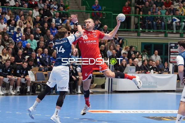 Dainis Krištopāns (10; MT Melsungen) mit Ball