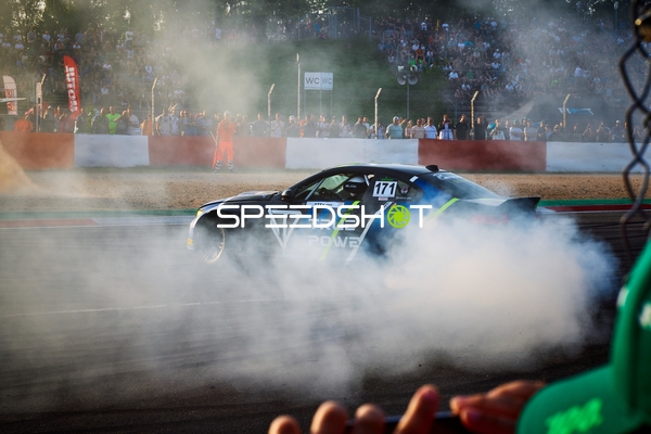 Rennfahrzeug auf der Rennstrecke