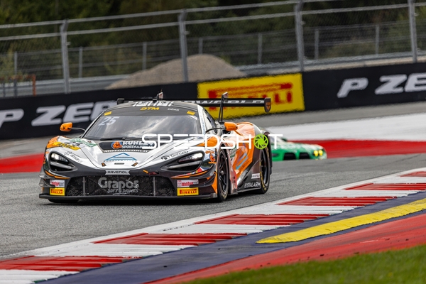 Rennfahrzeug auf der Rennstrecke