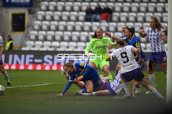 Intensive Zweikampfszene im Strafraum