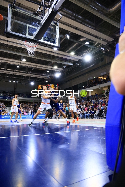 Basketball-Szene unter dem Korb