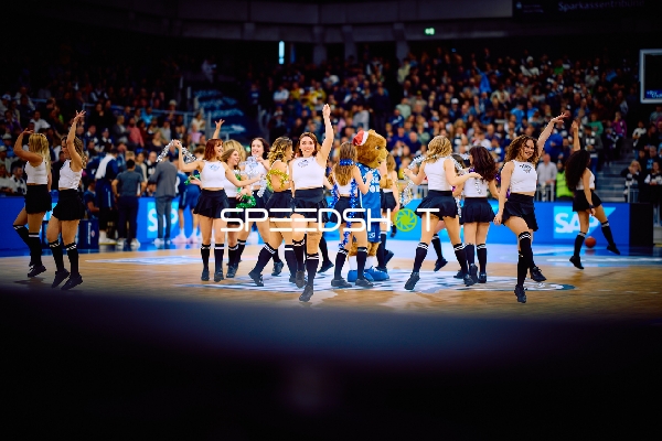 Cheerleader Performance während eines Basketballspiels