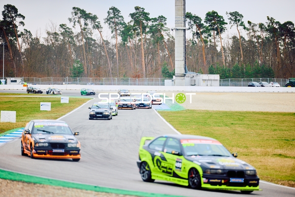 Rennautos auf dem Hockenheimring in voller Fahrt