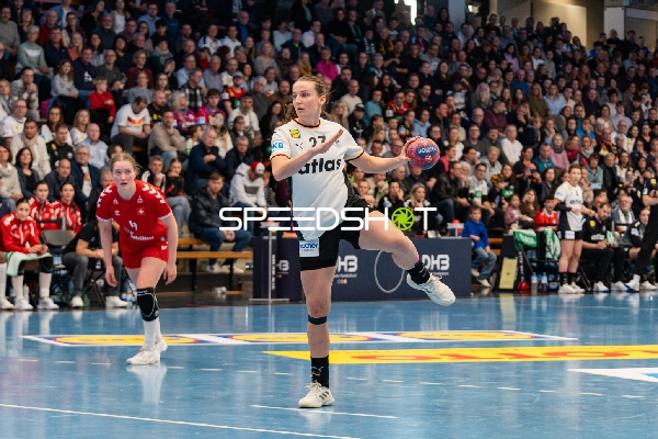 Julia Maidhof (27; Deutschland) wirft aufs Tor