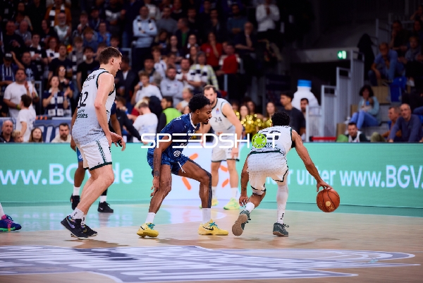 Michael Weathers (20; MLP Academics Heidelberg) und Eli Brooks (55; Gladiators Trier) in Aktion