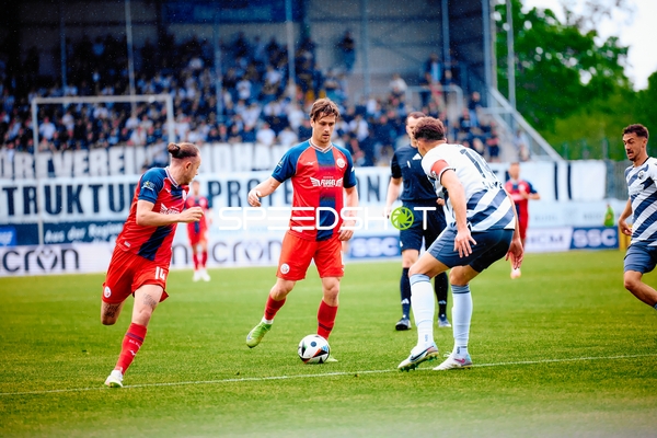 Pass von Adrien Lebeau (14, FC Hansa Rostock) zu Sigurd Haugen (18, FC Hansa Rostock)