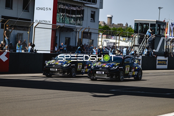 Rennfahrzeuge in der Boxengasse