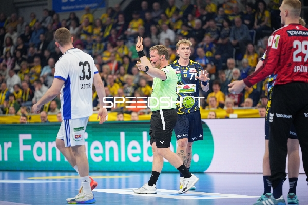 Edwin Aspenbäck (78; Rhein Neckar Löwen) und Moritz Sauter (33, HSV Hamburg) in Aktion