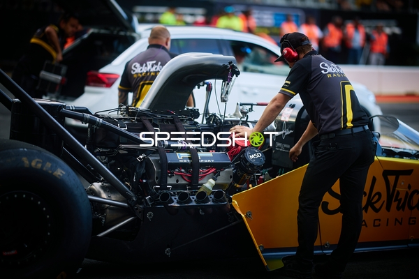 Mechaniker am Dragster-Motor