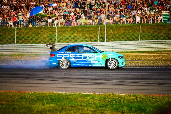 Rennfahrzeug auf der Rennstrecke