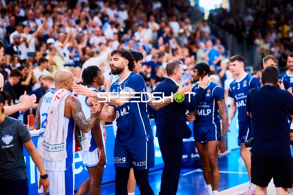 Handshake Marcel Keßen (15;MLP Academics Heidelberg)