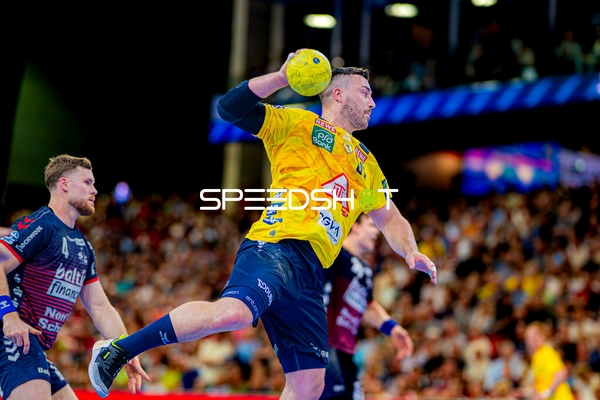 Wurf Jannik Kohlbacher (80;Rhein Neckar Löwen) gegen 4; SG Flensburg Handewitt