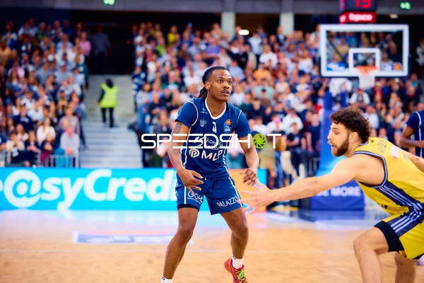 Defensive Aktion im Spiel MLP Academics vs Alba Berlin