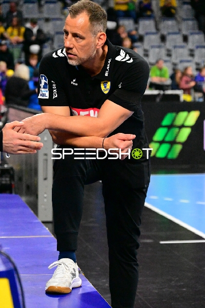 Maik Machulla (999; Rhein Neckar Löwen) im Gespräch am Spielfeldrand