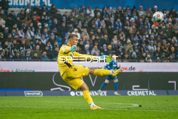 Aki Koch (18; Karlsruher SC) spielt den Ball im Torwartspiel