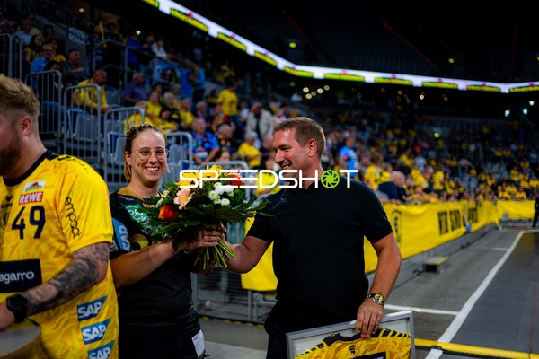 Trainer Kevin Gerwin (49; Rhein Neckar Löwen) überreicht Blumen