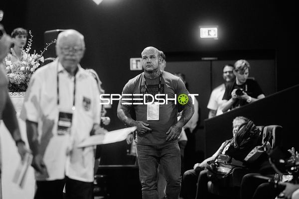 Ringside-Zone Face-Off