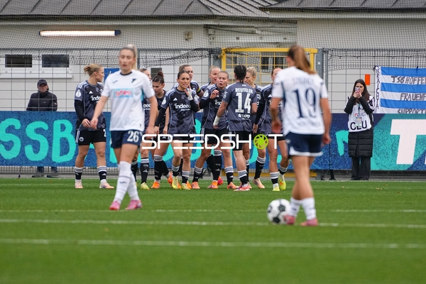 Spieler feiern Torerfolg